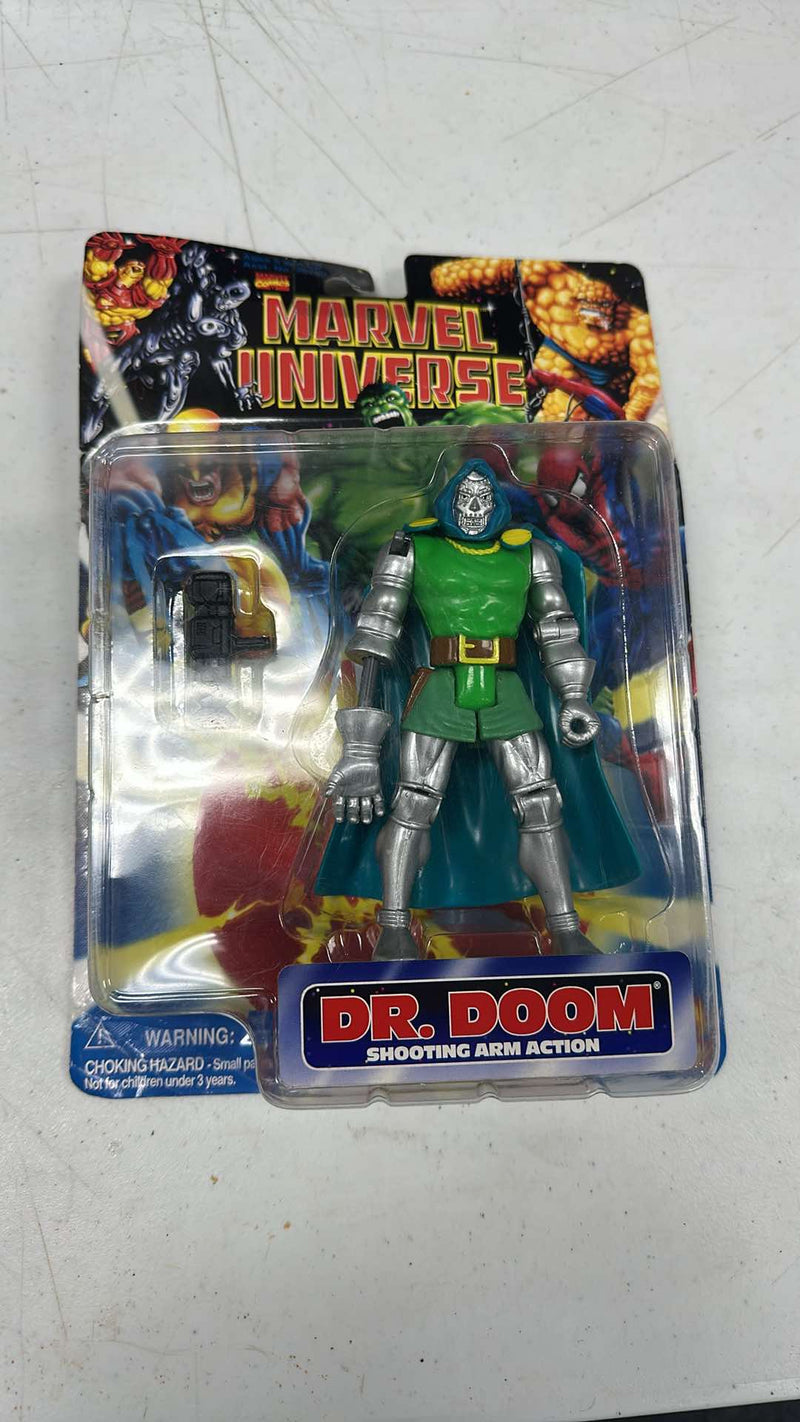 Vintage 1997 Dr Doom Shooting Arm Marvel Universe Toy Biz Action Figure